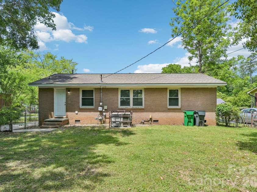 3935 Crestridge Drive, Charlotte, NC 28217.  MLS# CAR4378753, YatesRealty ID 19814. 