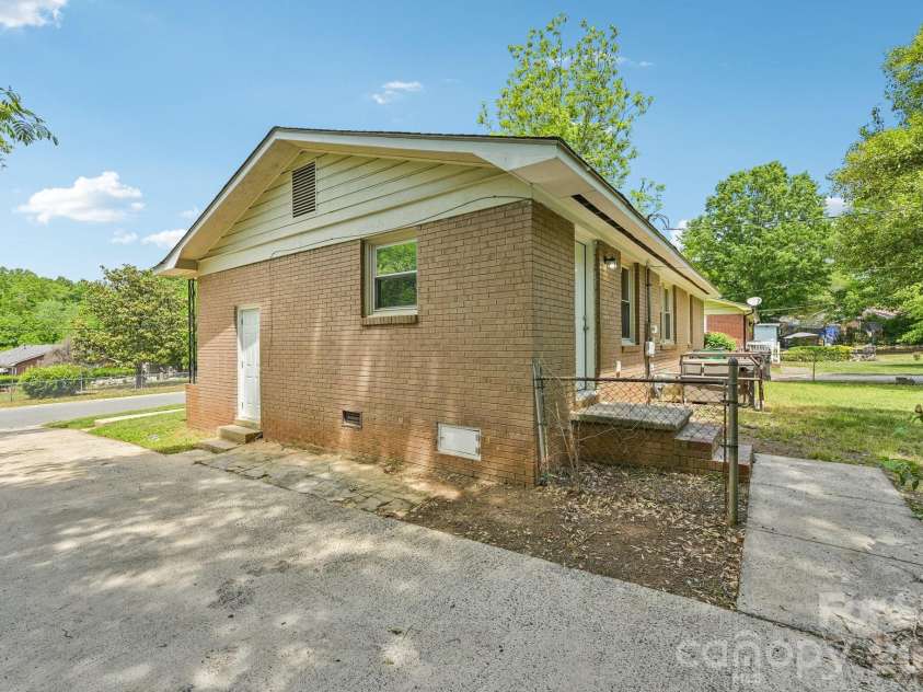 3935 Crestridge Drive, Charlotte, NC 28217.  MLS# CAR4378753, YatesRealty ID 19814. 