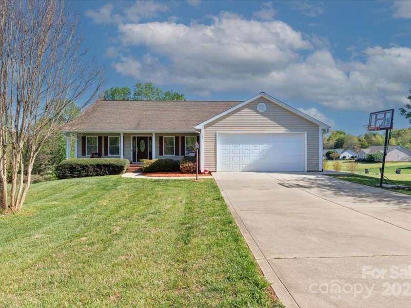 106 Zurich Lane, Statesville, NC 28625.  MLS# CAR4244028, YatesRealty ID 19817. 