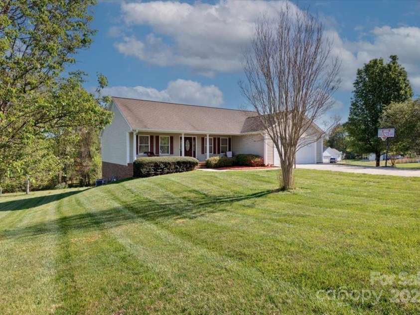 106 Zurich Lane, Statesville, NC 28625.  MLS# CAR4244028, YatesRealty ID 19817. 