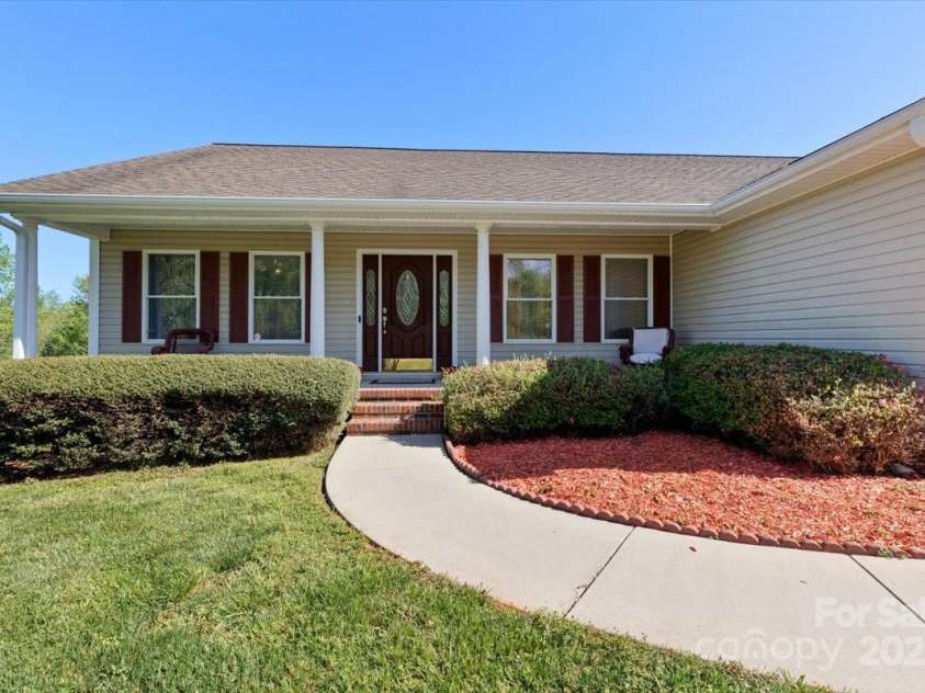 106 Zurich Lane, Statesville, NC 28625.  MLS# CAR4244028, YatesRealty ID 19817. 