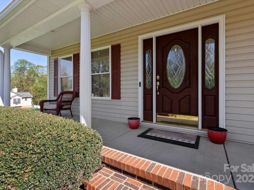 106 Zurich Lane, Statesville, NC 28625.  MLS# CAR4244028, YatesRealty ID 19817. 