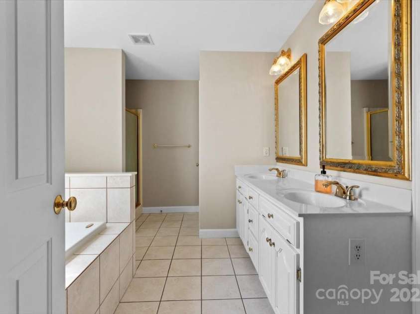 106 Zurich Lane, Statesville, NC 28625.  MLS# CAR4244028, YatesRealty ID 19817. 