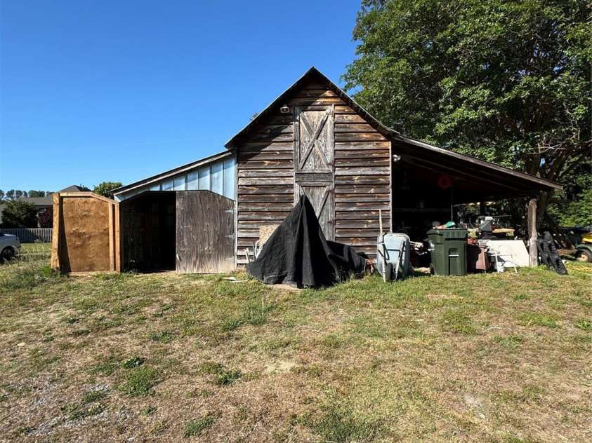 3227 Pleasant Plains Road, Matthews, NC 28105.  MLS# CAR4379724, YatesRealty ID 19817. 