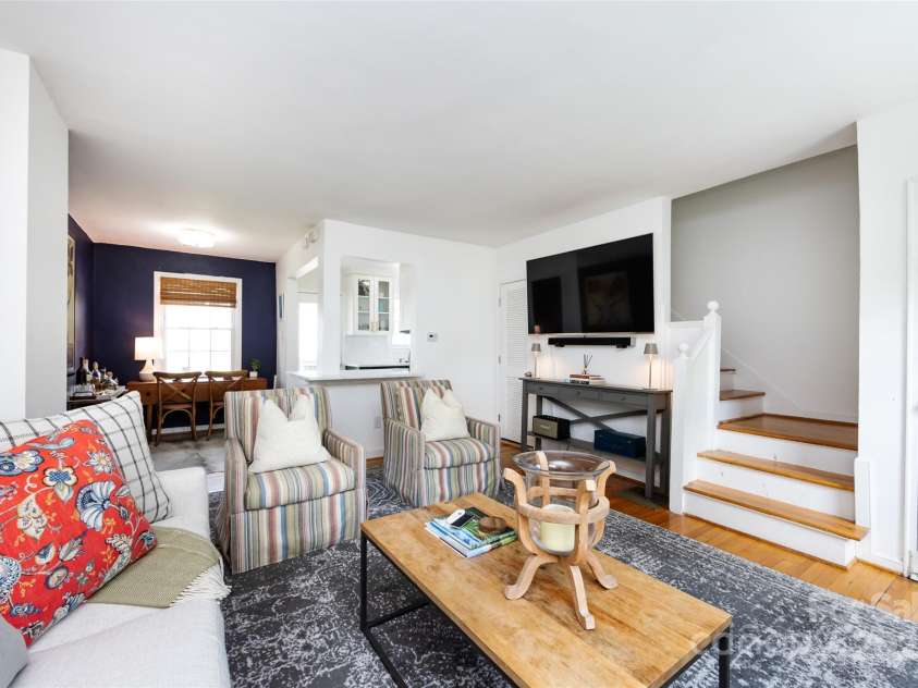 528 Wakefield Drive, Charlotte, NC 28209.  MLS# CAR4269887, YatesRealty ID 19818. 