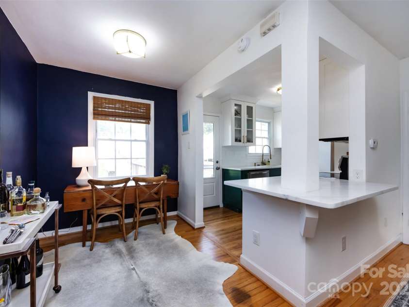 528 Wakefield Drive, Charlotte, NC 28209.  MLS# CAR4269887, YatesRealty ID 19818. 