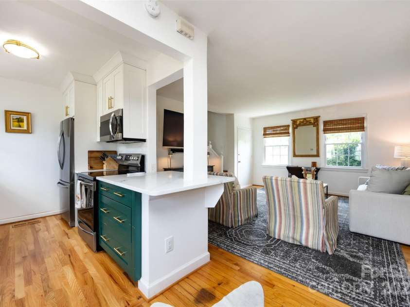528 Wakefield Drive, Charlotte, NC 28209.  MLS# CAR4269887, YatesRealty ID 19818. 