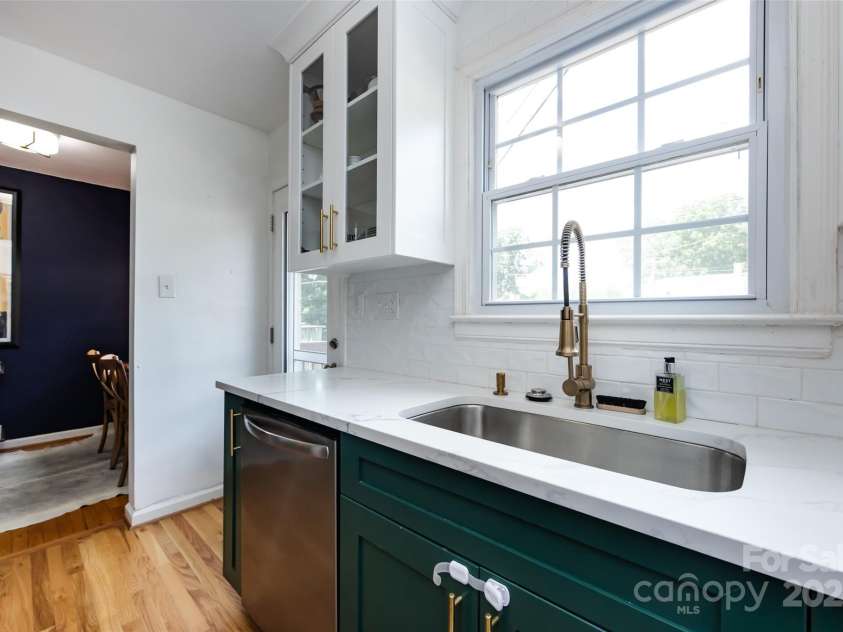 528 Wakefield Drive, Charlotte, NC 28209.  MLS# CAR4269887, YatesRealty ID 19818. 