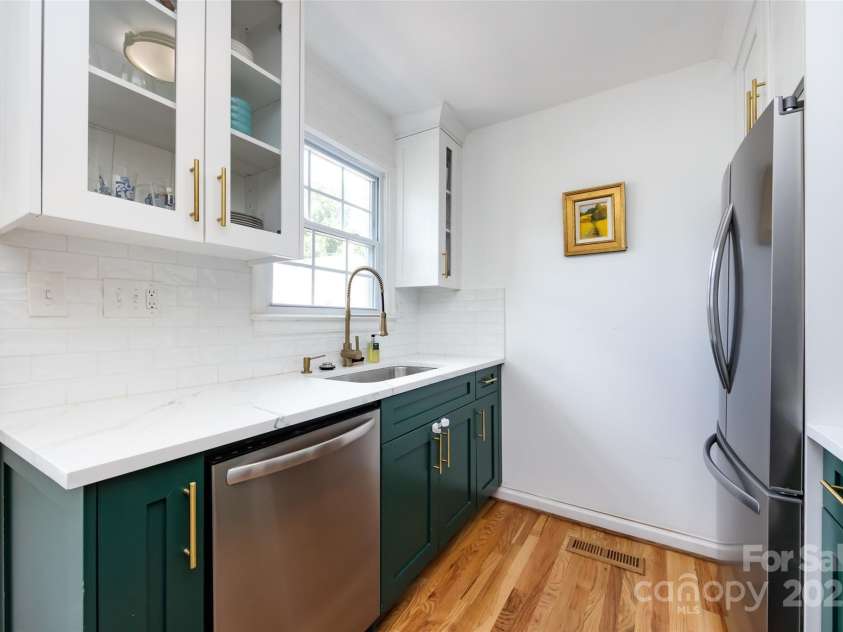 528 Wakefield Drive, Charlotte, NC 28209.  MLS# CAR4269887, YatesRealty ID 19818. 