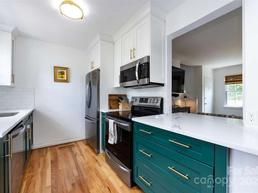 528 Wakefield Drive, Charlotte, NC 28209.  MLS# CAR4269887, YatesRealty ID 19818. 