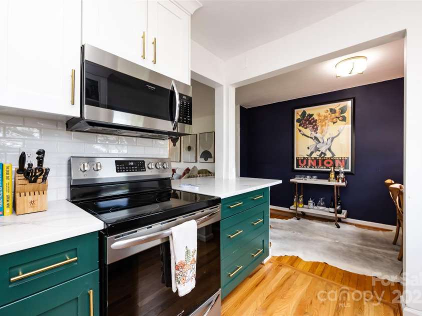 528 Wakefield Drive, Charlotte, NC 28209.  MLS# CAR4269887, YatesRealty ID 19818. 