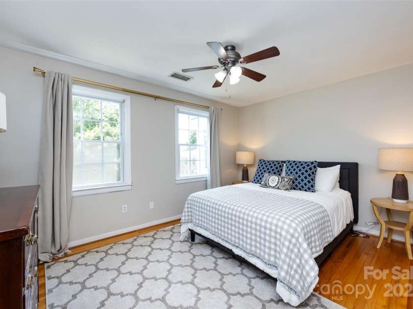 528 Wakefield Drive, Charlotte, NC 28209.  MLS# CAR4269887, YatesRealty ID 19818. 