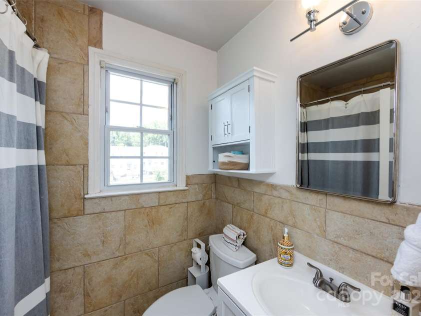 528 Wakefield Drive, Charlotte, NC 28209.  MLS# CAR4269887, YatesRealty ID 19818. 