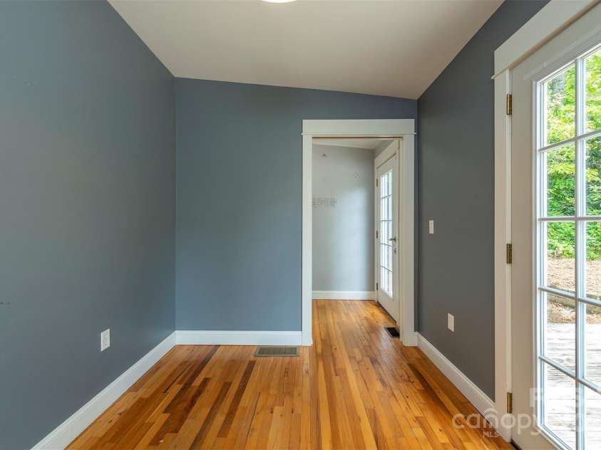 379 Rainbow Terrace, Black Mountain, NC 28711.  MLS# CAR4267468, YatesRealty ID 19819. Sunroom/Bonus room