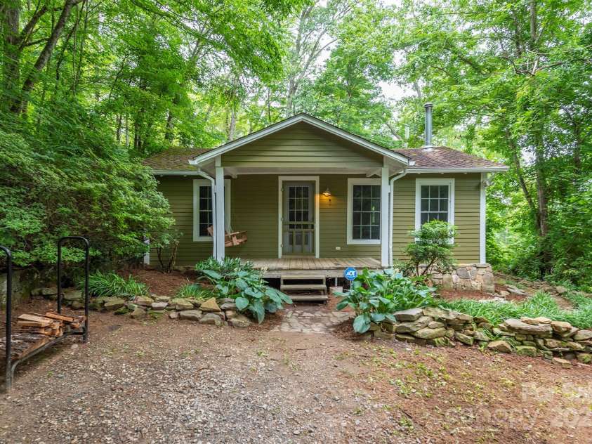 379 Rainbow Terrace, Black Mountain, NC 28711.  MLS# CAR4267468, YatesRealty ID 19819. Welcome to 379 Rainbow Terrace!
