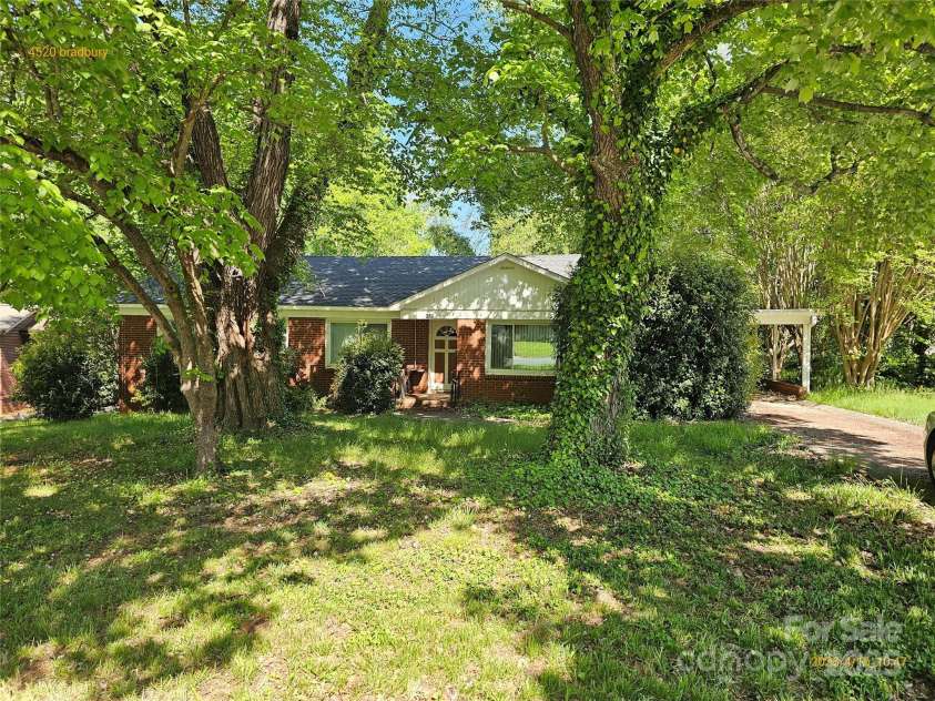 4520 Bradbury Drive, Charlotte, NC 28209.  MLS# CAR4263924, YatesRealty ID 19821. 