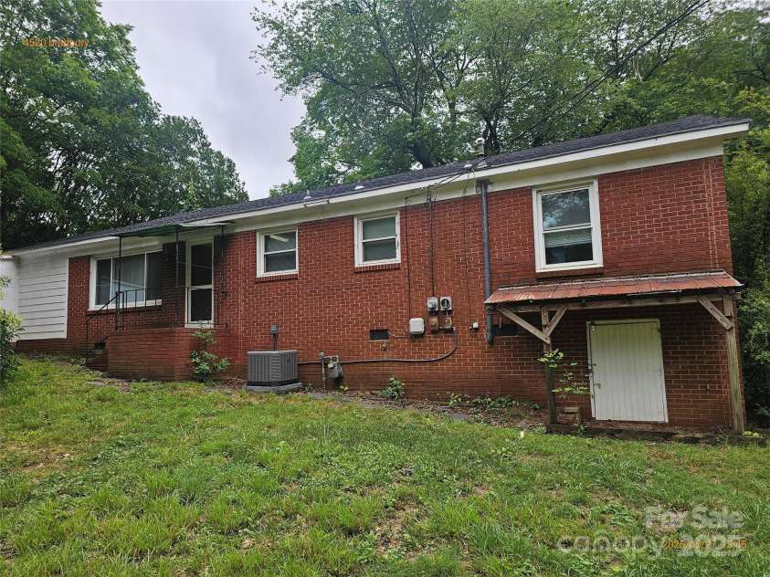 4520 Bradbury Drive, Charlotte, NC 28209.  MLS# CAR4263924, YatesRealty ID 19821. 