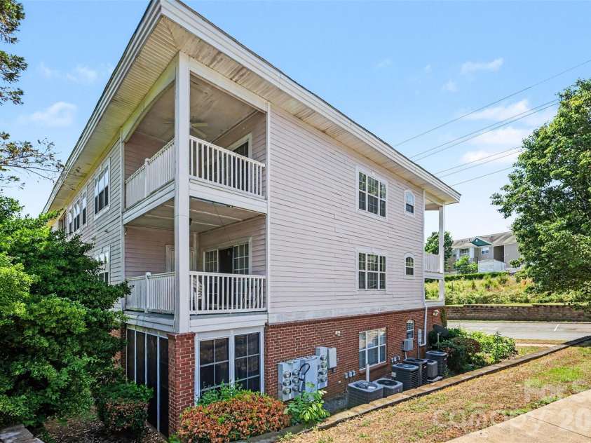 9241 Meadow Vista Road, Charlotte, NC 28213.  MLS# CAR4377590, YatesRealty ID 19821. 