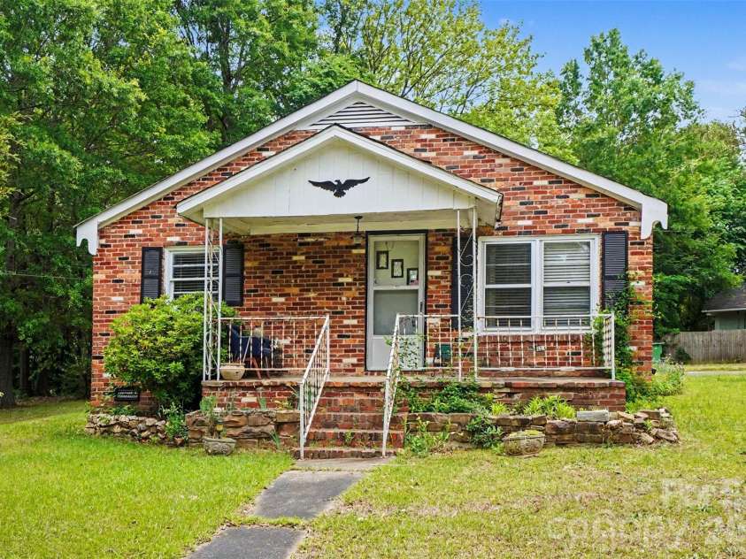 301 Hampton Road, Lancaster, SC 29720.  MLS# CAR4377580, YatesRealty ID 19822. 