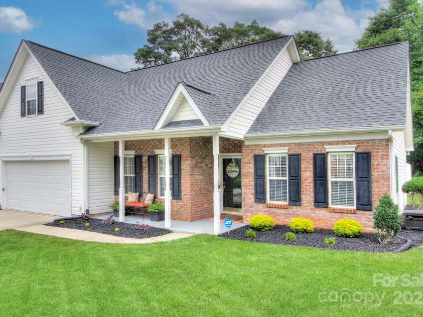 5748 Timbertop Lane, Charlotte, NC 28215.  MLS# CAR4259998, YatesRealty ID 19825. Welcome Home! 5748 Timbertop LN