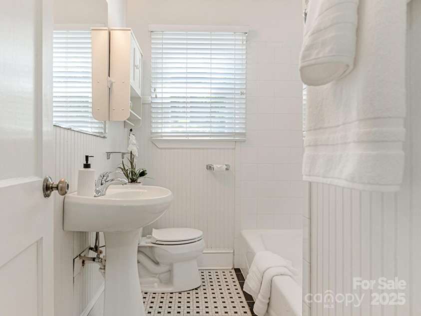 3339 Benard Avenue, Charlotte, NC 28206.  MLS# CAR4266439, YatesRealty ID 19826. 