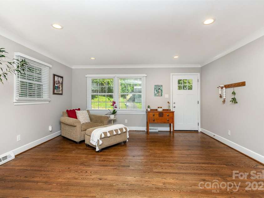 6935 Woodstock Drive, Charlotte, NC 28210.  MLS# CAR4266613, YatesRealty ID 19827. 