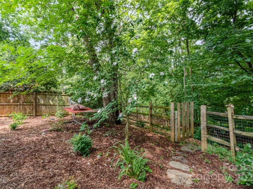 6935 Woodstock Drive, Charlotte, NC 28210.  MLS# CAR4266613, YatesRealty ID 19827. 
