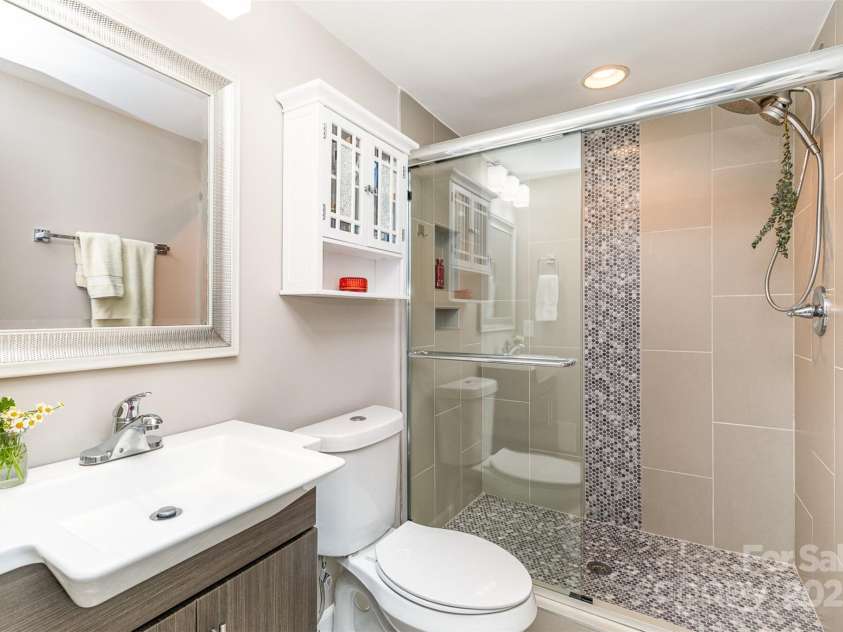6935 Woodstock Drive, Charlotte, NC 28210.  MLS# CAR4266613, YatesRealty ID 19827. Full bath - Downstairs