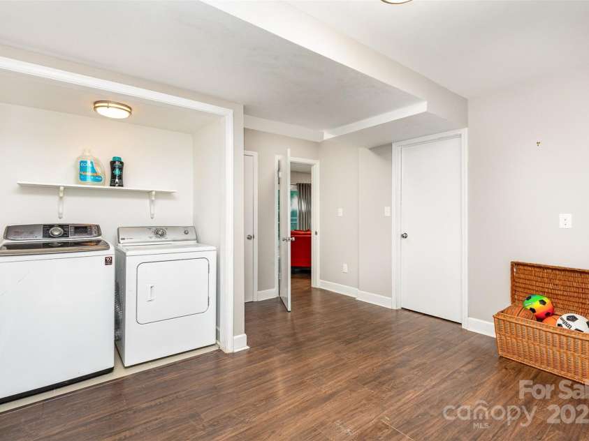 6935 Woodstock Drive, Charlotte, NC 28210.  MLS# CAR4266613, YatesRealty ID 19827. Laundry/play room/flex space - Downstairs