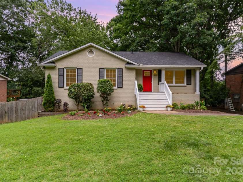 6935 Woodstock Drive, Charlotte, NC 28210.  MLS# CAR4266613, YatesRealty ID 19827. Welcome to Starmount!