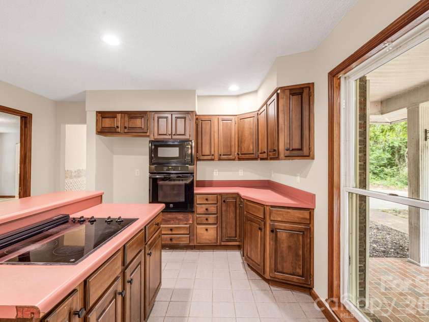 35 Byrd Road, Candler, NC 28715.  MLS# CAR4379213, YatesRealty ID 19829. 