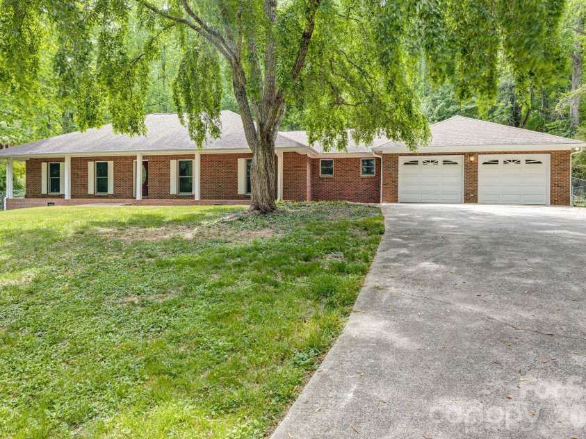 35 Byrd Road, Candler, NC 28715.  MLS# CAR4379213, YatesRealty ID 19829. Welcome to 35 Byrd Rd. 