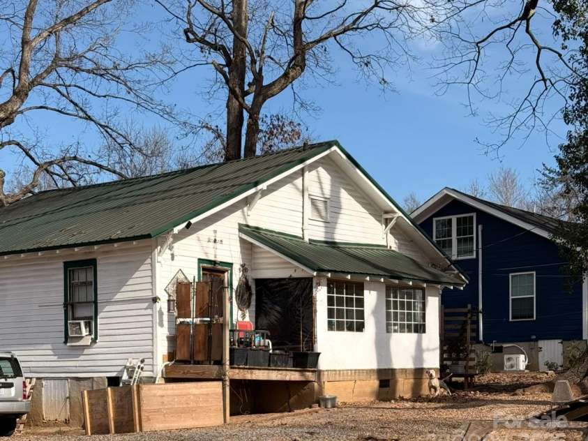 933 Wallace Street, Statesville, NC 28677.  MLS# CAR4326565, YatesRealty ID 1983. 