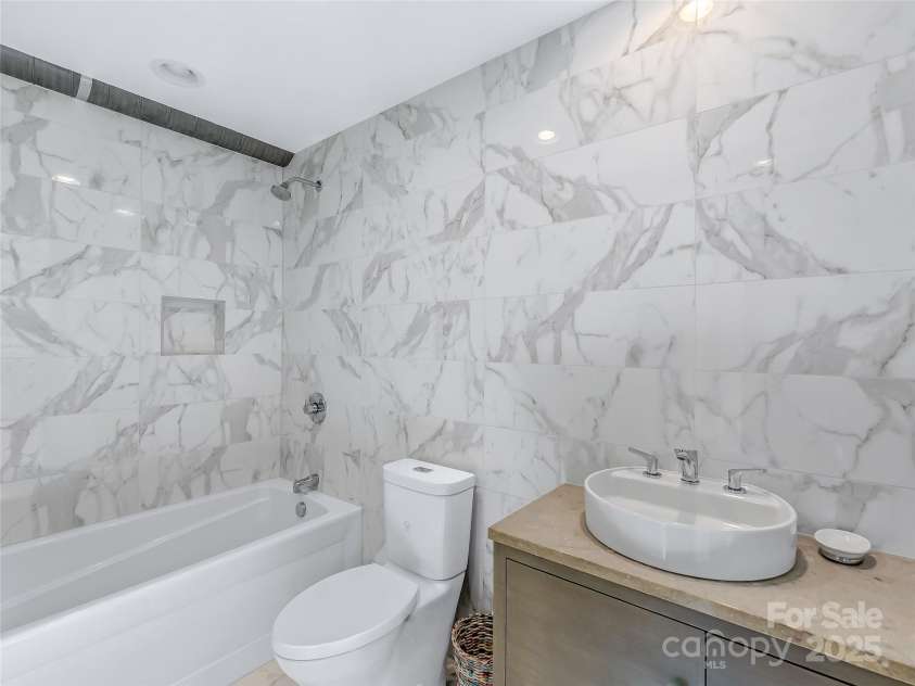53 Buchanan Place, Asheville, NC 28801.  MLS# CAR4257148, YatesRealty ID 19830. Guest Bath