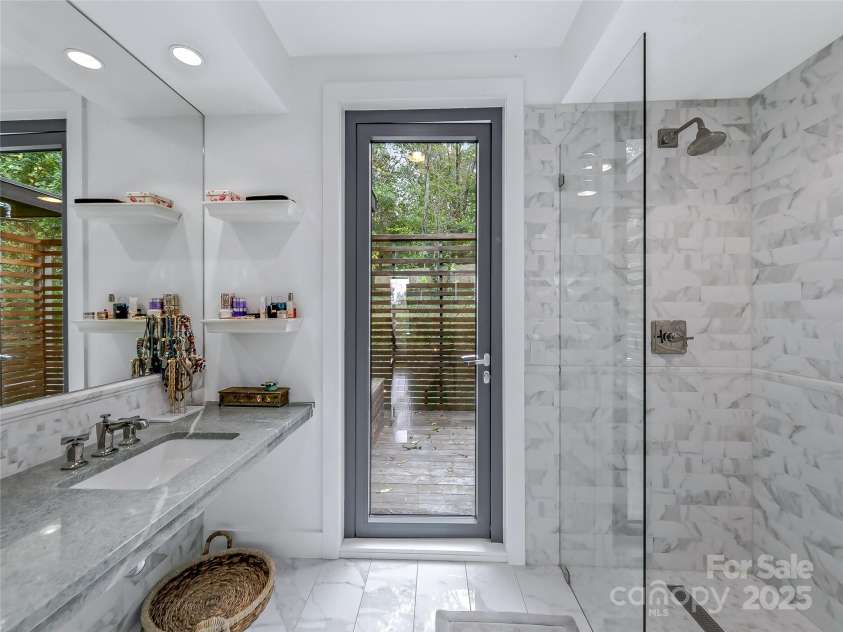 53 Buchanan Place, Asheville, NC 28801.  MLS# CAR4257148, YatesRealty ID 19830. Primary En Suite