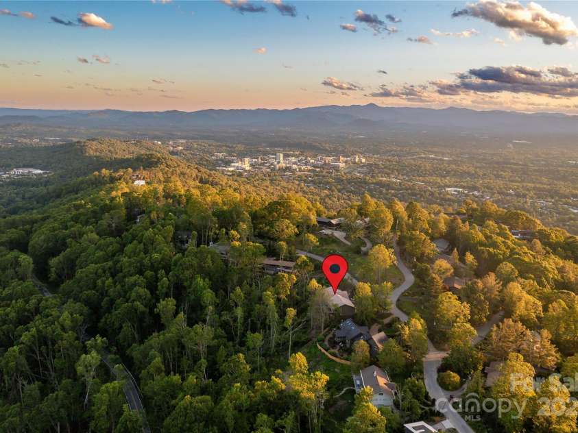 29 Crowningway Drive, Asheville, NC 28804.  MLS# CAR4263442, YatesRealty ID 19834. 