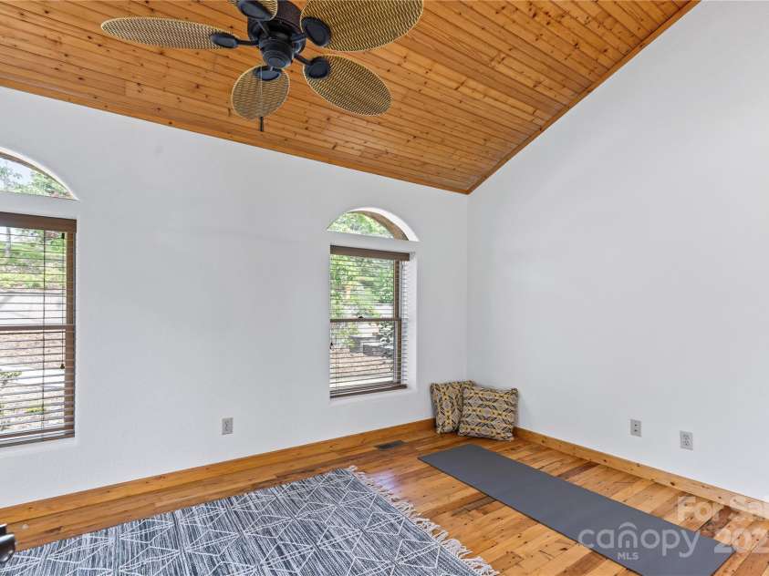 29 Crowningway Drive, Asheville, NC 28804.  MLS# CAR4263442, YatesRealty ID 19834. Bonus room off primary suite