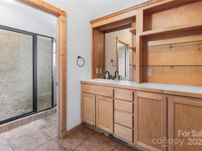 29 Crowningway Drive, Asheville, NC 28804.  MLS# CAR4263442, YatesRealty ID 19834. Guest bathroom