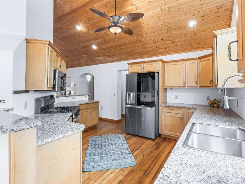 29 Crowningway Drive, Asheville, NC 28804.  MLS# CAR4263442, YatesRealty ID 19834. Large and open kitchen