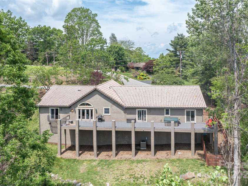 29 Crowningway Drive, Asheville, NC 28804.  MLS# CAR4263442, YatesRealty ID 19834. Large back deck and private yard.