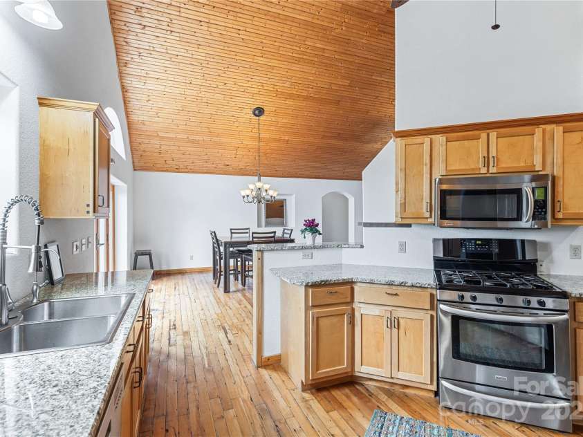 29 Crowningway Drive, Asheville, NC 28804.  MLS# CAR4263442, YatesRealty ID 19834. Open kitchen