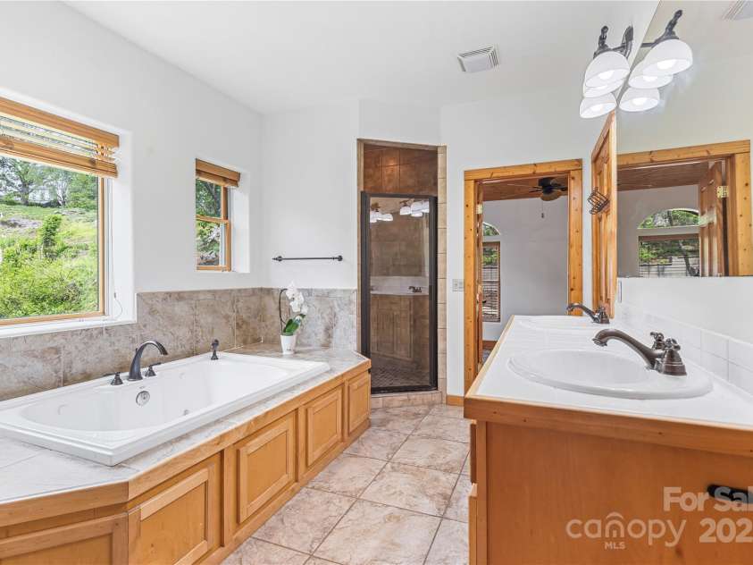 29 Crowningway Drive, Asheville, NC 28804.  MLS# CAR4263442, YatesRealty ID 19834. Primary bath with shower and soaking tub