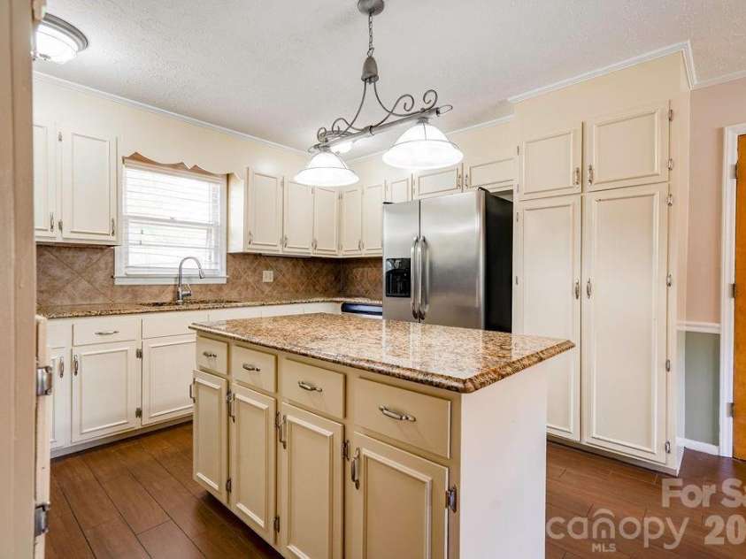 751 Pleasantdale Drive, Shelby, NC 28150.  MLS# CAR4379261, YatesRealty ID 19834. Kitchen