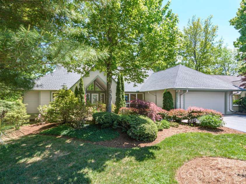 133 Forest View Drive, Flat Rock, NC 28731.  MLS# CAR4376626, YatesRealty ID 19839. 