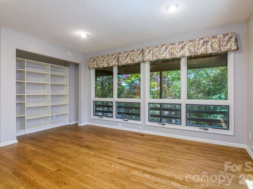 133 Forest View Drive, Flat Rock, NC 28731.  MLS# CAR4376626, YatesRealty ID 19839. 