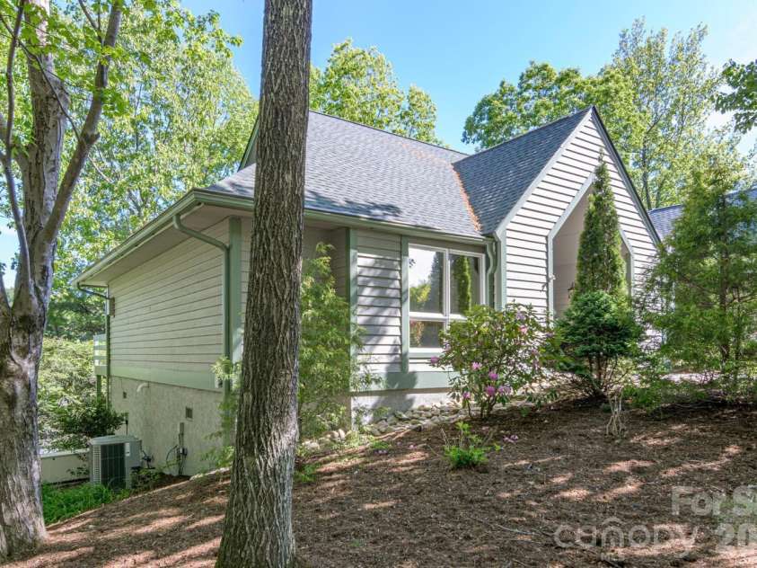 133 Forest View Drive, Flat Rock, NC 28731.  MLS# CAR4376626, YatesRealty ID 19839. 