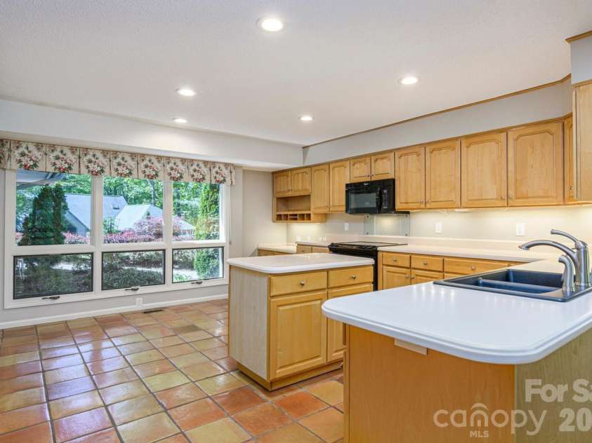 133 Forest View Drive, Flat Rock, NC 28731.  MLS# CAR4376626, YatesRealty ID 19839. Kitchen