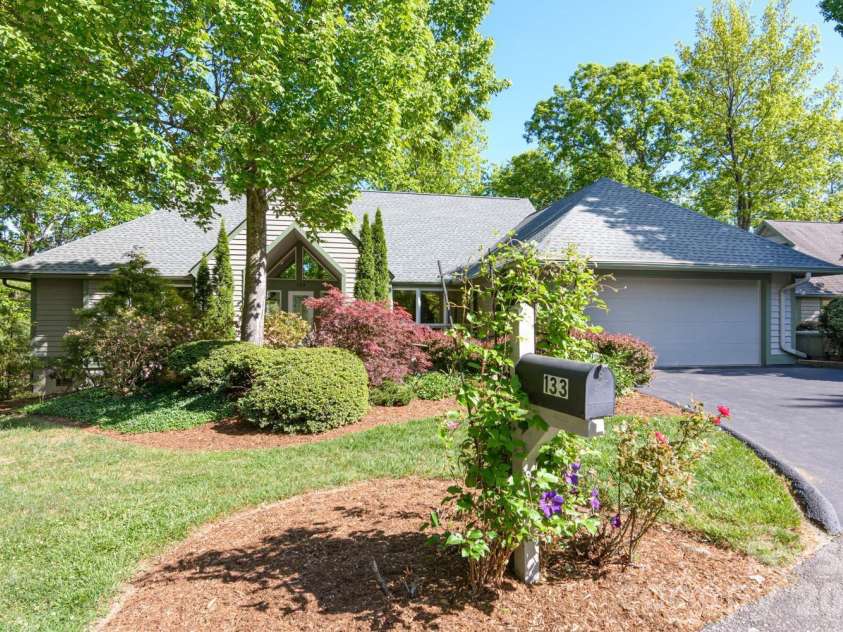133 Forest View Drive, Flat Rock, NC 28731.  MLS# CAR4376626, YatesRealty ID 19839. Level Driveway