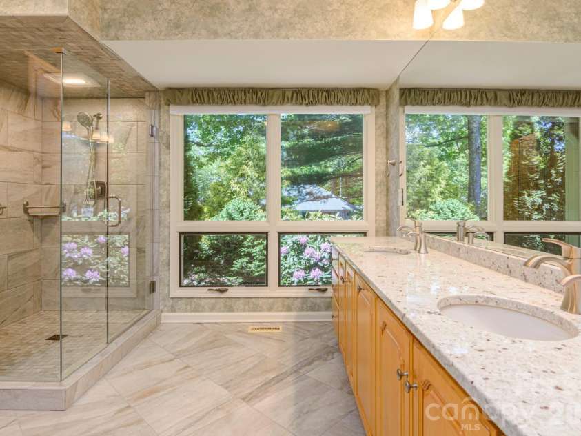 133 Forest View Drive, Flat Rock, NC 28731.  MLS# CAR4376626, YatesRealty ID 19839. Primary Bath