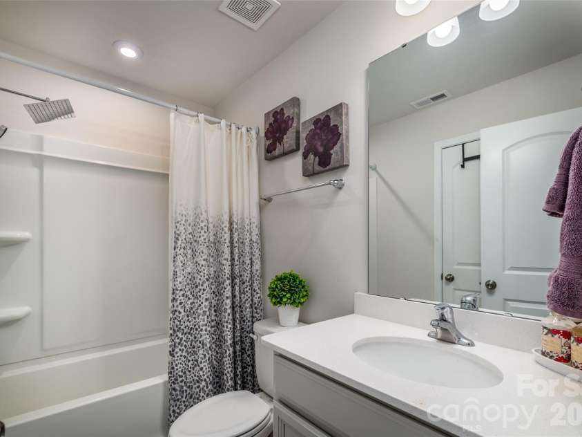 1206 Keydet Drive, Charlotte, NC 28216.  MLS# CAR4345736, YatesRealty ID 1984. Full bath on 3rd level!